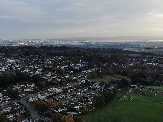 포토 JPG 해외이미지 영어 잉글랜드 주택 안테나 사람없음 항구 타운 교외 드론 해외포토 문자 통신 교통시설 영국 건물 도시 파일형식 이미지허브