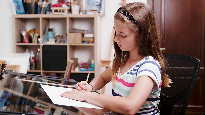 포토 JPG 해외이미지 백인 여자 어린이 색연필 실내 한명 들기 소녀 상반신 옆모습 그리기 집중 소녀한명만 해외포토 서양인 1 뷰포인트 컨셉 모션 학용품 사람 내부 여자한명만 소녀만 파일형식 이미지허브