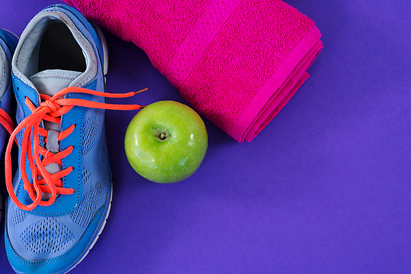 포토 JPG 해외이미지 스튜디오촬영 운동화 다이어트 사람없음 수건 운동 건강관리 사과 보라색배경 해외포토 백그라운드 신발 과일 실내 건강 관리 위생용품 보라색 파일형식 이미지허브