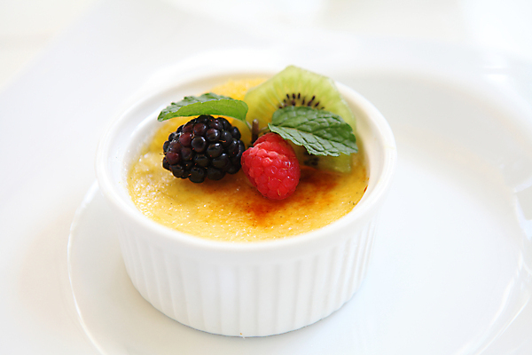 포토 JPG 해외이미지 그릇 실내 키위 사람없음 민트 흰배경 산딸기 블랙베리 크렘브륄레 해외포토 식기 백그라운드 과일 디저트 내부 흰색 허브 파일형식 이미지허브