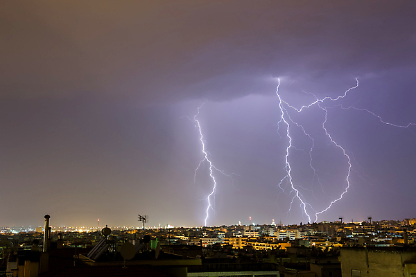포토 JPG 해외이미지 구름 백그라운드 자연 하늘 날씨 불꽃 파노라마 풍경 사람없음 야외 건물 파란색 빛 도시풍경 검은색 어둠 힘 에너지 도시 야간 위험 번개 그리스 장면 볼트 폭풍 타운 지퍼 흐림 뇌우 스트라이크 폭풍우 해외포토 자연요소 건축물 유럽 컬러 컨셉 불 촬영기법 공구 비_날씨 자연재해 생태계 파일형식 이미지허브