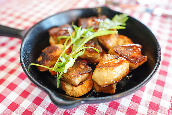 포토 JPG 해외이미지 접시 음식 조각 채소 탁자 건강 육류 요리 사람없음 빨간색 식당 식사 저녁식사 이탈리아 튀김 흰색 신선 뜨거움 황금 고급 맛 그릴 바비큐 굽기 먹기 간 거위 점심식사 해외포토 식기 유럽 컬러 가구 컨셉 식재료 모션 조류 주방용품 상점 장기_의학 구이 파일형식 이미지허브