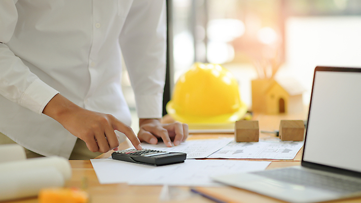 포토 JPG 해외이미지 모델 직업 손 디자인 산업 종이 백그라운드 컨셉 비즈니스 건축양식 탁자 주택 직장 자 사람없음 건물 사무실 연필 장비 계산기 흰색 공구 업무 작업 엔지니어 재산 계획 헬멧 건축가 디자이너 스케치 책상 묘사 그림 문서 청사진 공학 계약자 프로젝트 해외포토 건축물 교육 건축 컬러 가구 회사 문구용품 학용품 미술 신체부위 금융 필기구 도구 기술자 보호장비 계약 파일형식 이미지허브