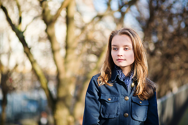 포토 JPG 해외이미지 백인 라이프스타일 계절 공원 유럽 잎 자연 한명 사람 성인 유행 활발 프랑스 가을 도시 날씬함 프랑스어 배려 심각 파리(프랑스) 해외포토 서양인 식물 문자 1 공공시설 나라 컨셉 생활 몸매 생태계 파일형식 이미지허브