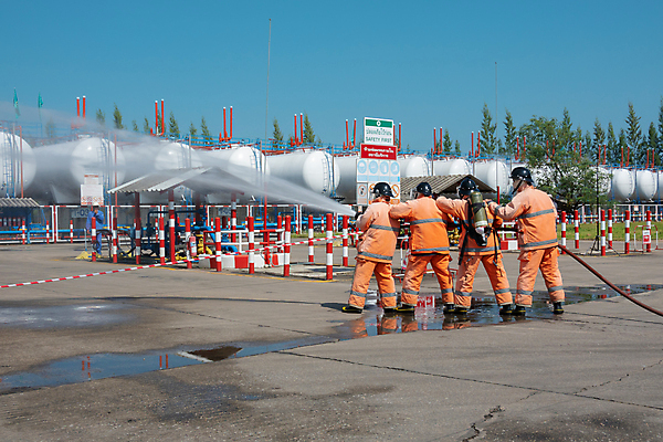 포토 JPG 해외이미지 주간 전신 남자 협력 서기 여러명 성인 야외 뒷모습 소방관 소방 소방호스 화재진압 성인남자만 물대포 해외포토 자연요소 뷰포인트 다수 모션 사람 구조원 화재 호스 진압 남자만 성인만 파일형식 이미지허브