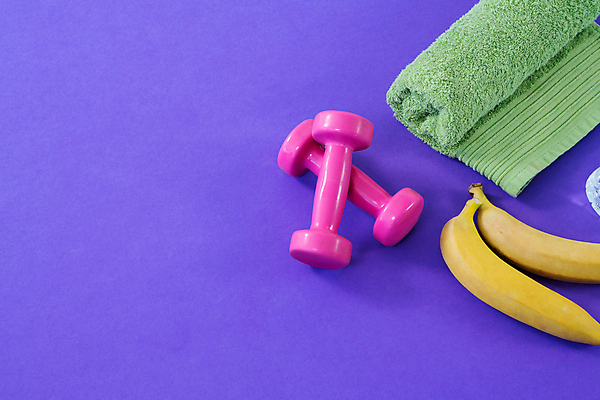 포토 JPG 해외이미지 스튜디오촬영 라이프스타일 다이어트 바나나 사람없음 수건 운동 아령 보라색배경 해외포토 백그라운드 과일 실내 건강 생활 위생용품 보라색 파일형식 이미지허브