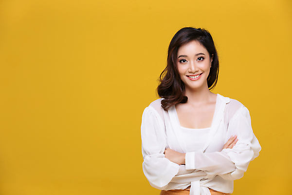 포토 JPG 해외이미지 백인 모델 라이프스타일 헤어스타일 응시 여자 행복 얼굴 백그라운드 태국 모바일 한명 미소 사람 동양인 성인 여름 스마트폰 핸드폰 노란색 유행 카메라 흰색 치아 전화기 스마트 흥분 고립 스타일 해외포토 서양인 1 시선 계절 감정 아시아 컬러 컨셉 표정 인종 생활 신체부위 전자제품 스마트기기 소화기관 파일형식 이미지허브