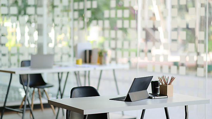 포토 JPG 해외이미지 직업 디자인 커피 가구 백그라운드 컨셉 의자 비즈니스 창문 탁자 주택 직장 실내 창조 사람없음 내부 목재 장식 노트북 빛 컴퓨터 사무실 알약 우주 모니터 사무용품 방 장비 흰색 업무 작업실 책상 목업 스타일 카피스페이스 해외포토 나무 음료 컬러 생활용품 회사 재료 문구용품 건물 전자제품 약 공백 작업 파일형식 이미지허브