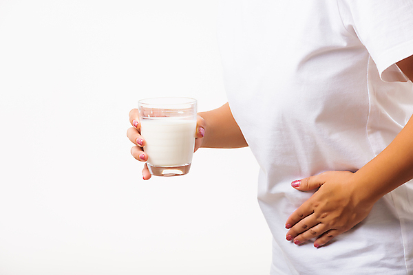 포토 JPG 해외이미지 여자 한명 들기 성인 옆모습 고통 우유 금지 흰색 잡기 질병 복통 해로움 성인여자한명만 유당불내증 해외포토 1 감정 뷰포인트 컬러 컨셉 의학 모션 유제품 사람 여자한명만 성인여자만 파일형식 이미지허브