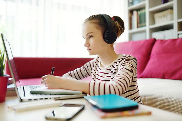 포토 JPG 해외이미지 학생 라이프스타일 여학생 교육 어린이 인터넷 교실 학교 수업 거리 직장 실내 한명 사람 노트북 스터디 컴퓨터 알약 펜 공책 시험 기록 수학 가르침 스마트 책상 성적 온라인 초보 해외포토 1 여자 가구 컨셉 회사 교과목 문구용품 내부 생활 전자제품 학습 필기구 약 파일형식 이미지허브