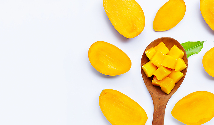 포토 JPG 해외이미지 잎 단면 실내 사람없음 열대과일 흰배경 망고 나무숟가락 과일조각 카피스페이스 해외포토 식물 조각 백그라운드 과일 내부 숟가락 공백 흰색 파일형식 이미지허브