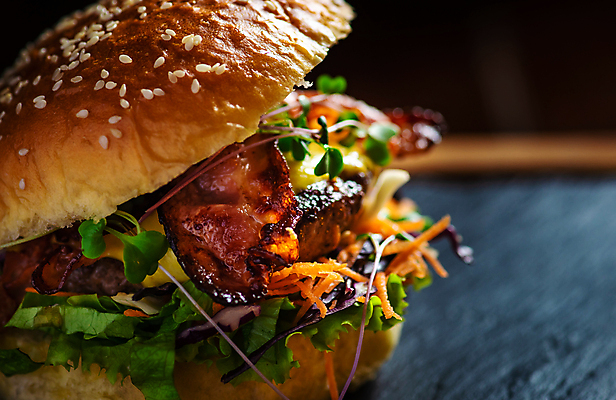 포토 JPG 해외이미지 채소 패스트푸드 실내 사람없음 아웃포커스 햄버거 인스턴트 정크푸드 베이컨 패티 햄버거빵 해외포토 음식 빵 촬영기법 돼지고기 내부 파일형식 이미지허브