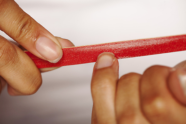 포토 JPG 해외이미지 손 여자 손가락 한명 사람 치료 장비 공구 잡기 못 손톱관리 손톱 인도인 파일 광택 돌봄 셀프 해외포토 외국인 1 의학 모션 동양인 신체부위 도구 네일아트 파일형식 이미지허브