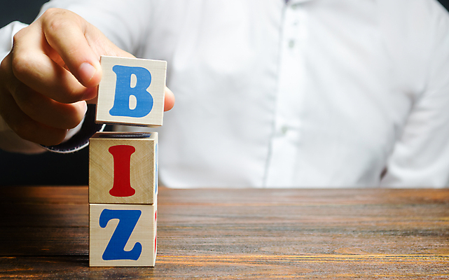 포토 JPG 해외이미지 손 알파벳 남자 와이셔츠 비즈니스 한명 상반신 성인 쌓기 블록 세개 성인남자한명만 놓기 해외포토 1 영어 셔츠 모션 3 사람 신체부위 남자한명만 성인남자만 파일형식 이미지허브