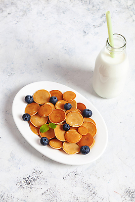 포토 JPG 해외이미지 접시 디저트 실내 사람없음 우유 달콤 작음 민트 흰배경 블루베리 팬케이크 미니 해외포토 식기 음식 백그라운드 과일 유제품 내부 케이크 흰색 맛 크기 허브 파일형식 이미지허브