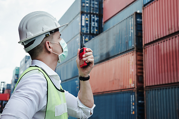 포토 JPG 해외이미지 주간 남자 노동자 마스크 한명 들기 상반신 성인 야외 옆모습 지시 컨테이너 무역 무역항 무전기 감독관 관리자 무역센터 무전 성인남자한명만 해외포토 자연요소 직업 1 산업 뷰포인트 통신 모션 무선통신 사람 남자한명만 성인남자만 파일형식 이미지허브