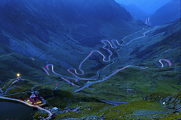 포토 JPG 해외이미지 구름 도로 여행 곡선 자동차 자연 하늘 산 파노라마 풍경 사람없음 야외 여름 파란색 빛 환경 계곡 어둠 고속도로 야간 저녁 위험 큼 루마니아 산악지대 굴곡 웅장함 절정 트란실바니아 해외포토 자연요소 계절 유럽 길 선 육상교통 컬러 컨셉 교통시설 촬영기법 크기 생태계 파일형식 이미지허브