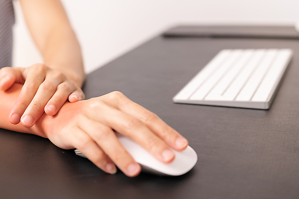 포토 JPG 해외이미지 1 손 여자 신체 손가락 해부 모션 근육 사람 사람없음 빨간색 파란색 약 스트레칭 고통 터치 마사지 작업 선택 질병 자르기 손목 관절염 팔 테라피 깨짐 압력 염증 조작 해외포토 감정 컬러 컨셉 의학 신체부위 운동 뷰티 파일형식 이미지허브