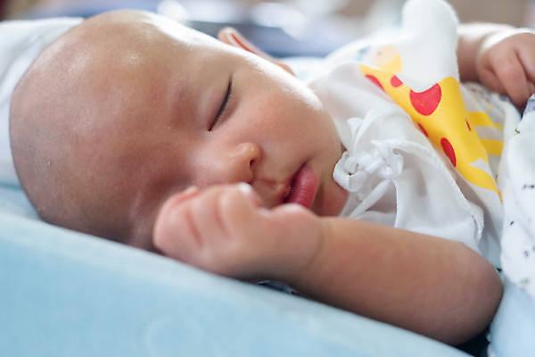 포토 JPG 해외이미지 백인 손 응시 행복 무기 얼굴 어린이 가족 건강 한명 사람 동양인 소년 검은색 방 흰색 침대 표현 아기 신생아 잠 달콤 작음 거짓말 걸음마 결백 돌봄 천진난만 해외포토 서양인 1 시선 남자 감정 컬러 가구 컨셉 관계 모션 인종 신체부위 맛 크기 파일형식 이미지허브