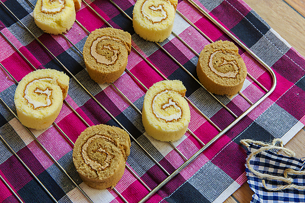 포토 JPG 해외이미지 접시 커피 음식 조각 백그라운드 디저트 사람없음 갈색 노란색 케이크 초콜릿 빵집 소용돌이 흰색 신선 원형 그룹 달콤 맛 설탕 두루마리 굽기 먹기 크림 롤 스펀지 바닐라 페스츄리 핸드메이드 해외포토 도형 식기 음료 빵 컬러 컨셉 모션 상점 회오리 구이 파일형식 이미지허브