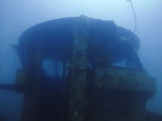 포토 JPG 해외이미지 손 스포츠 바다 여행 학교 태국 자연 사람없음 물 파란색 세계 바닷속 수중 수영 총 탐험 보트 잠수부 아래 다이빙 전쟁 함선 군함 내추럴 깊이 조난 파라다이스 해외포토 자연요소 교육 아시아 무기 컬러 배_교통 신체부위 수상스포츠 전문직 방향 생태계 해군 위치 수중스포츠 파일형식 이미지허브