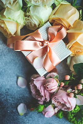 포토 JPG 해외이미지 꽃잎 리본 잎 회색배경 사람없음 선물상자 장미 해외포토 식물 꽃 백그라운드 선물 상자 회색 파일형식 이미지허브