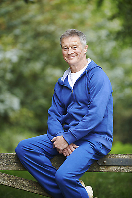 포토 JPG 해외이미지 백인 응시 남자 행복 스포츠 휴식 건강 한명 미소 사람 앉기 세로 운동복 시골 60대 은퇴 삼림지대 카피스페이스 해외포토 서양인 1 시선 옷 노년 감정 컨셉 모션 표정 공백 숲 파일형식 이미지허브