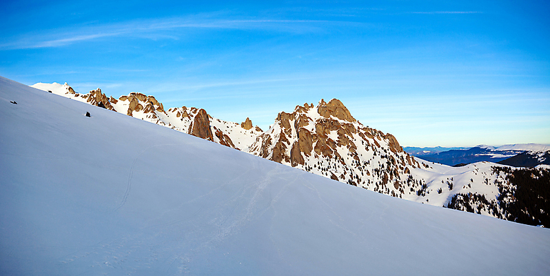 포토 JPG 해외이미지 나무 계절 실루엣 유럽 여행 백그라운드 자국 자연 하늘 날씨 산 파노라마 국립공원 풍경 사람없음 야외 파란색 환경 얼음 침묵 일몰 트래킹 하이킹 추위 흰색 정상 고도 장면 루마니아 내추럴 산악지대 절정 트란실바니아 하이커 해외포토 자연요소 식물 공원 나라 컬러 레저 촬영기법 노을 소리 생태계 파일형식 이미지허브