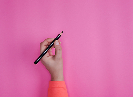 포토 JPG 해외이미지 손 분홍색 색연필 들기 신체부위 해외포토 컬러 모션 학용품 사람 파일형식 이미지허브