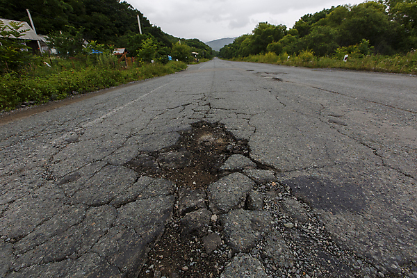 포토 JPG 해외이미지 도로 길 여행 자국 자동차 날씨 안전 사람없음 물 반사 검은색 손상 차도 젖음 도시 구멍 고속도로 냄비 숲 위험 큼 러시아 웅덩이 먼지 장면 지역 진흙 나쁜 길가 깨짐 러시아인 옛날 콘크리트 소름 해외포토 자연요소 서양인 감정 유럽 육상교통 컬러 컨셉 교통시설 솥 크기 파일형식 이미지허브