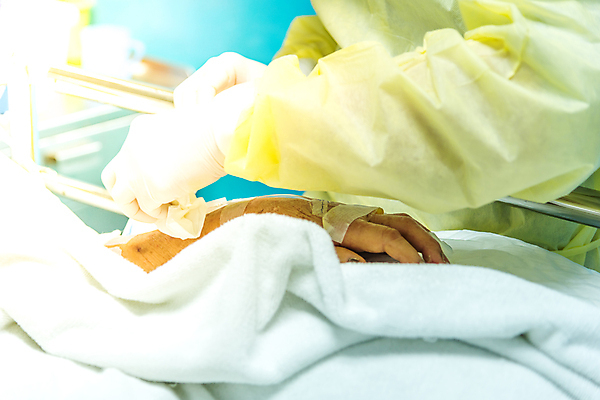 포토 JPG 해외이미지 직업 여자 40대 과학 가족 건강 병원 사랑 사람 동양인 성인 사람없음 치료 희망 고통 환자 간호사 의사 침대 긴급 가운 질병 암 정맥 80대 돌봄 조부모 치유 헬프 해외포토 옷 노년 감정 중년 가구 의학 관계 모션 인종 의료진 도움 혈관 파일형식 이미지허브