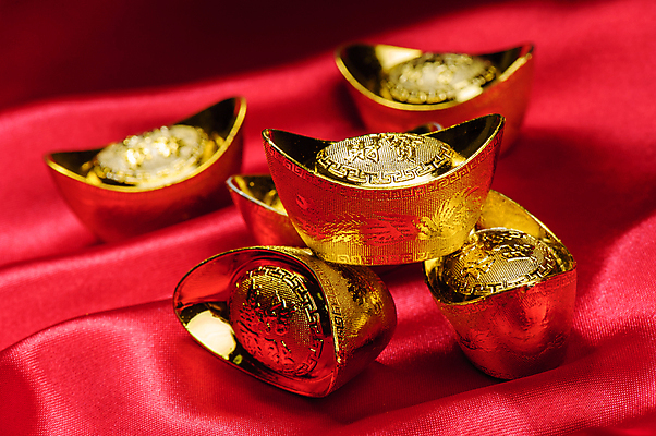 포토 JPG 해외이미지 전통 행복 아시아 문화 컨셉 돈 새해 기념 동양인 사람없음 장식 금융 경제 빛 축제 중국 인사 행운 재산 황금 심볼 동쪽 금괴 춘절 해외포토 명절 감정 나라 인종 예절 방향 중국전통 파일형식 이미지허브