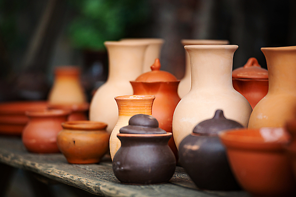 포토 JPG 해외이미지 전통 유럽 탁자 창조 미술 취미 사람없음 야외 조끼 도자기 사발 시장 냄비 러시아 점토 장인 수공예 공평 러시아인 옛날 핸드메이드 해외포토 서양인 나라 가구 문화예술 외투 사기그릇 솥 공예 파일형식 이미지허브