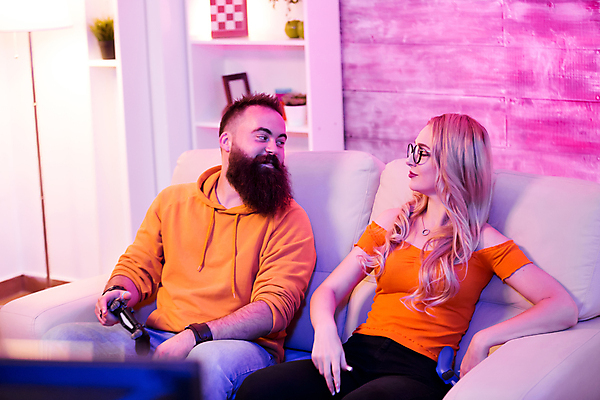 포토 JPG 해외이미지 커플 여자 남자 데이트 함께함 실내 들기 앉기 상반신 성인 두명 앞모습 소파 마주보기 게임 게임기 집중 게이머 프로게이머 성인만 안경낌 해외포토 직업 안경 뷰포인트 컨셉 의자 관계 모션 놀이 사람 내부 파일형식 이미지허브