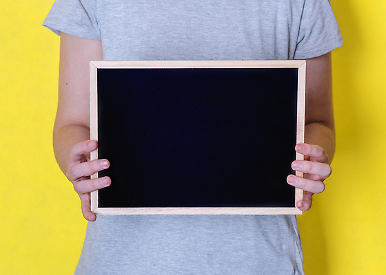 포토 JPG 해외이미지 손 교육 비즈니스 학교 프레임 광고판 관리 사람 사람없음 검은색 칠판 공백 흰색 잡기 메시지 사인 분필 보여주기 고립 해외포토 컬러 모션 알림판 신체부위 초크 판 파일형식 이미지허브