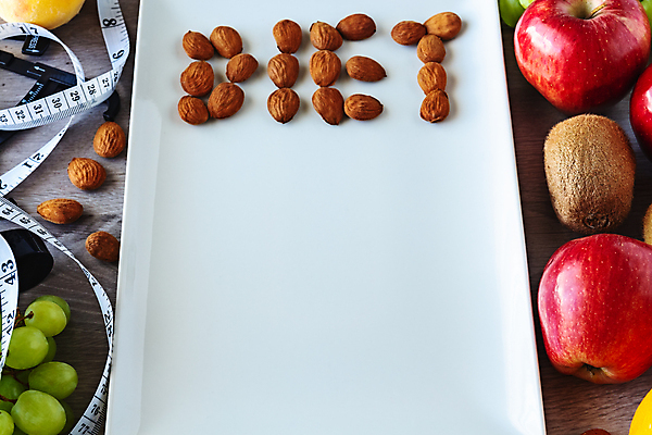 포토 JPG 해외이미지 라이프스타일 접시 다이어트 줄자 키위 사람없음 여러개 사과 청포도 아몬드 카피스페이스 식단관리 해외포토 식기 다수 과일 포도 자 건강 생활 공백 견과류 파일형식 이미지허브