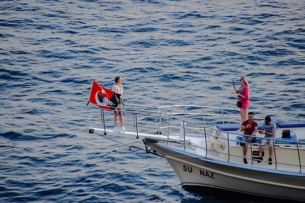 포토 JPG 해외이미지 라이프스타일 행복 밧줄 스포츠 바다 여행 요트 교통시설 하늘 바람 휴가 사람 소년 사람없음 빨간색 세로 물 파란색 선글라스 세계 맑음 기쁨 흰색 깃발 보트 승차 저녁 지중해 니트 선원 칠면조 해외포토 자연요소 남자 감정 안경 어린이 줄 컬러 교통 상의 배_교통 모션 조류 날씨 생활 야간 시설 파일형식 이미지허브