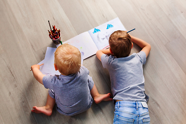 포토 JPG 해외이미지 전신 라이프스타일 남자 종이 여유 엎드리기 휴식 들기 앉기 소년 두명 일상 하이앵글 연필 그리기 낙서 그림 연필꽂이 형제 소년만 해외포토 감정 어린이 뷰포인트 컨셉 가족 모션 문구용품 학용품 사람 라이프 생활 필기구 남자만 어린이만 파일형식 이미지허브