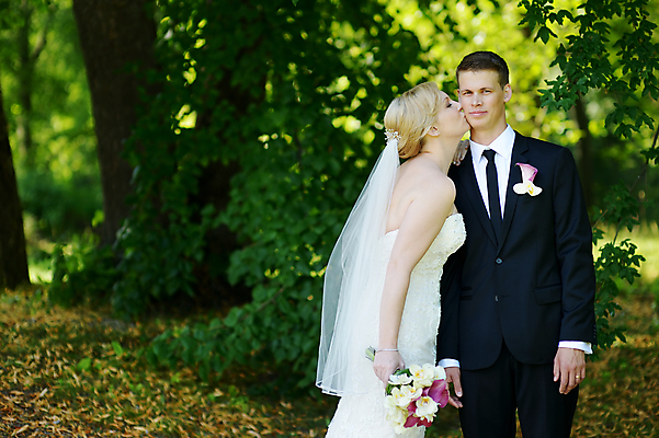 포토 JPG 해외이미지 나무 응시 드레스 옷 여자 꽃 행복 얼굴 꽃다발 결혼 2 자연 결혼식 함께함 관리 사랑 미소 정장 턱시도 성인 야외 두명 가로 초록색 컬러풀 유행 흰색 시골 잡기 우아함 만족 사춘기 천진난만 해외포토 식물 시선 감정 컬러 컨셉 모션 표정 사람 이벤트 신체부위 생태계 파일형식 이미지허브