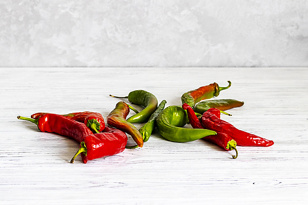 포토 JPG 해외이미지 디자인 종이 음식 백그라운드 채소 재료 고추 탁자 파프리카 건조 건강 요리 사람없음 목재 빨간색 초록색 컬러풀 우주 주방 흰색 신선 뜨거움 정상 먹기 향신료 유기농 질감 매움 후추 내추럴 연소 숙성 채식주의자 비건 해외포토 나무 웰빙 컬러 가구 모션 맛 채식 향미료 파일형식 이미지허브