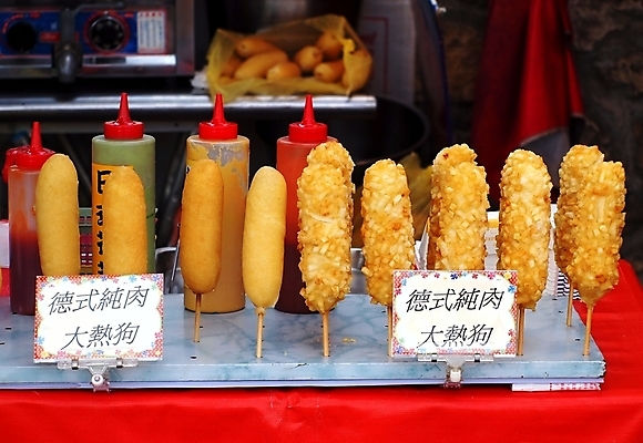 포토 JPG 해외이미지 음식 패스트푸드 육류 요리 사람없음 튀김 지성 막대기 소시지 꼬치 컨테이너 케첩 머스터드 사인 핫도그 해외포토 산업 식재료 소스_음식 가공식품 인스턴트 파일형식 이미지허브