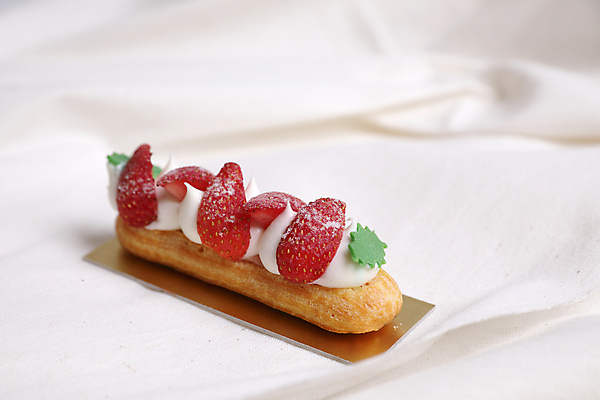 포토 JPG 해외이미지 딸기 디저트 실내 사람없음 한개 달콤 흰배경 슈크림 프랑스음식 에클레어 해외포토 1 음식 백그라운드 과일 서양음식 내부 흰색 맛 크림 파일형식 이미지허브