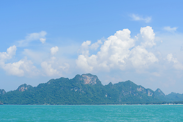 포토 JPG 해외이미지 주간 구름 파도 바다 섬 여행 하늘색 백그라운드 자연 벽지 하늘 항해 파노라마 풍경 사람없음 야외 가로 초록색 물 여름 파란색 빛 평화 화목 침묵 고요 흰색 신선 장면 내추럴 수평선 해외포토 자연요소 계절 컬러 컨셉 배_교통 촬영기법 소리 생태계 파일형식 이미지허브
