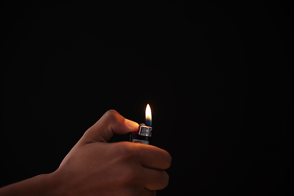 포토 JPG 해외이미지 손 남자 백그라운드 손가락 불 불꽃 사람 사람없음 빛 검은색 어둠 장비 잡기 뜨거움 심볼 오브젝트 싱글 라이터 빛망울 고립 화상 카피스페이스 해외포토 자연요소 컬러 모션 신체부위 공백 상처 파일형식 이미지허브