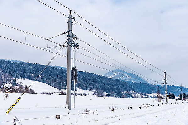 포토 JPG 해외이미지 산업 선 교통시설 하늘 사람없음 야외 파란색 탑 금속 힘 에너지 네트워크 연결 위험 철 묘사 머리위 철사 볼트 시스템 봉 철탑 스위치 분배 선로 전압 줄서기 철강 공급 해외포토 건축물 컬러 교통 컨셉 모션 재질 공구 시설 파일형식 이미지허브