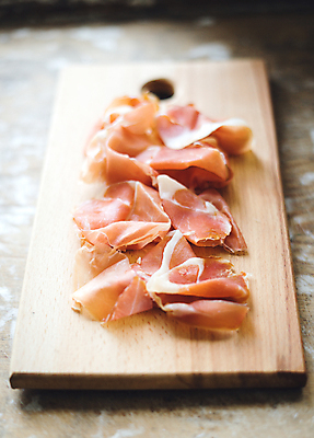 포토 JPG 해외이미지 전통 접시 음식 조각 백그라운드 재료 치즈 건강 육류 돼지고기 요리 사람없음 목재 빨간색 초록색 주방 식사 이탈리아 흰색 신선 파마 소시지 맛 상품 먹기 허브 햄 슬라이스 베이컨 후추 로즈메리 훈제 내추럴 단백질 스페인어 식품점 해외포토 나무 식물 헤어스타일 식기 유럽 컬러 컨셉 식재료 모션 유제품 상점 가공식품 향신료 영양소 파일형식 이미지허브