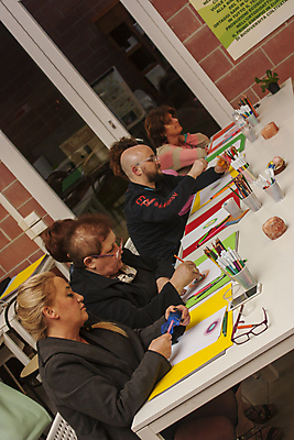 포토 JPG 해외이미지 여자 남자 함께함 실내 들기 여러명 상반신 성인 옆모습 그리기 집중 성인만 해외포토 뷰포인트 다수 컨셉 모션 사람 내부 파일형식 이미지허브