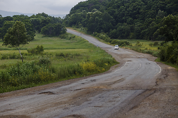 포토 JPG 해외이미지 도로 길 여행 자국 자동차 날씨 안전 사람없음 물 반사 검은색 손상 차도 젖음 도시 구멍 고속도로 냄비 숲 위험 큼 러시아 웅덩이 먼지 장면 지역 진흙 나쁜 길가 깨짐 러시아인 옛날 콘크리트 소름 해외포토 자연요소 서양인 감정 유럽 육상교통 컬러 컨셉 교통시설 솥 크기 파일형식 이미지허브