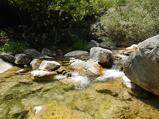 포토 JPG 해외이미지 나무 식물 스포츠 자연 산 풍경 사람없음 야외 물 파란색 강 평화 골짜기 이탈리아 폭포 하이킹 개울 웅덩이 암초 내추럴 해외포토 자연요소 유럽 컬러 컨셉 레저 생태계 파일형식 이미지허브