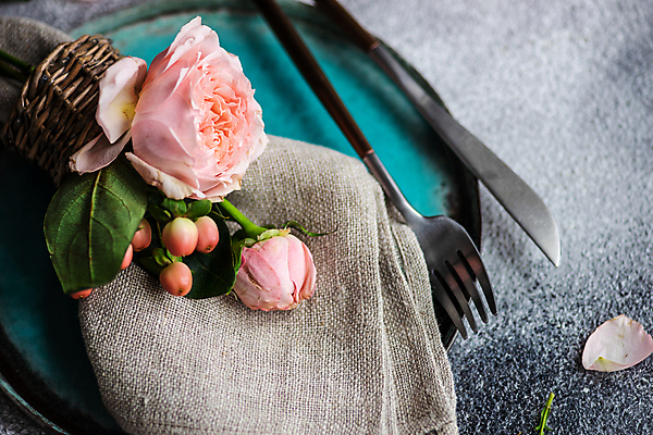 포토 JPG 해외이미지 꽃잎 포크 회색배경 쟁반 사람없음 장미 나이프 냅킨 해외포토 식기 꽃 백그라운드 회색 칼 파일형식 이미지허브